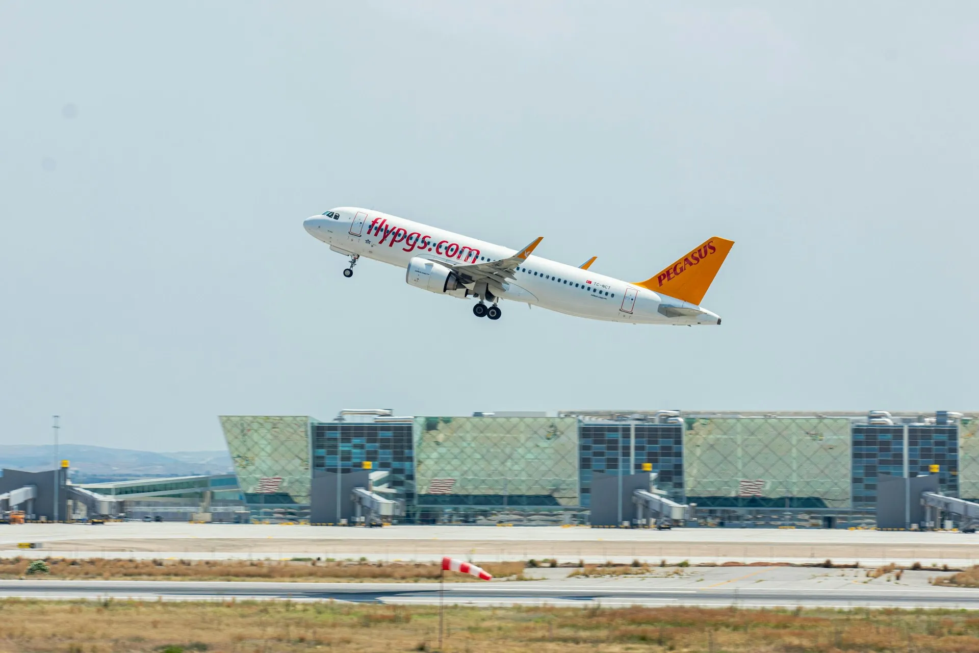 Avion au décollage symbolisant la sérénité du voyage